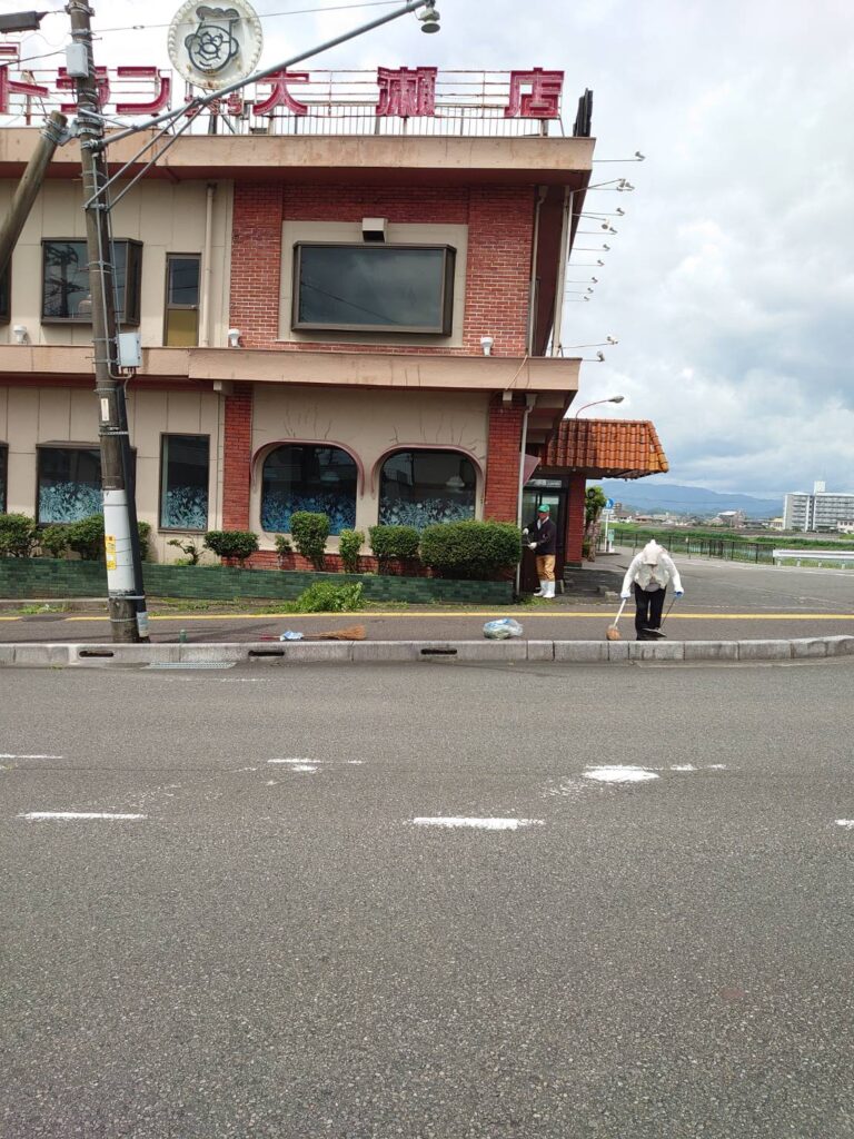 大瀬店の掃除をしました。