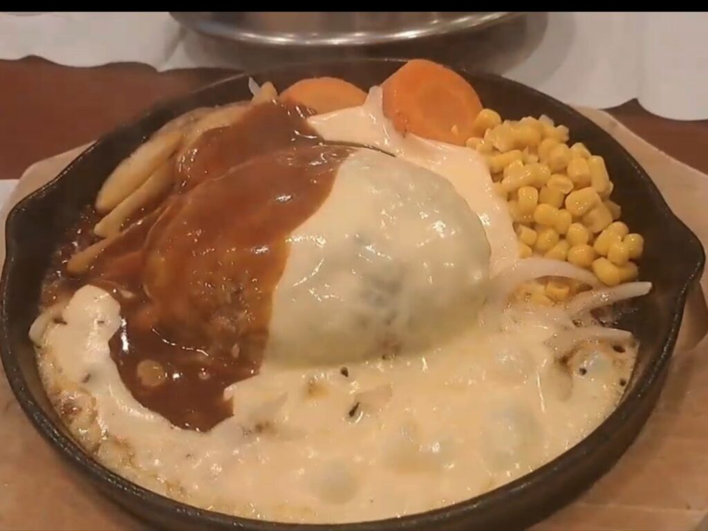 大人気「チーズハンバーグ」のチーズソース作り